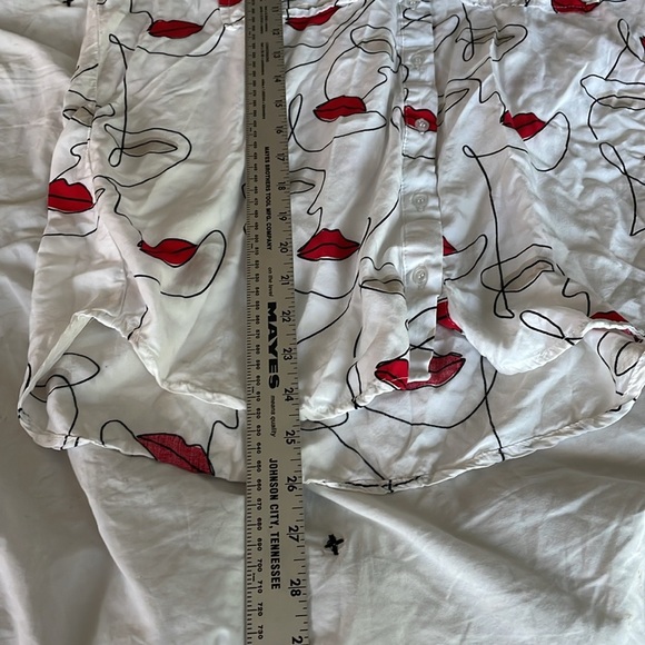 Milk & Honey White Button Up Shirt Lips Long Sleeve Size Medium - Picture 5 of 9
